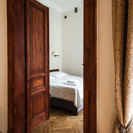 アパートホテル バスツトワ 4*