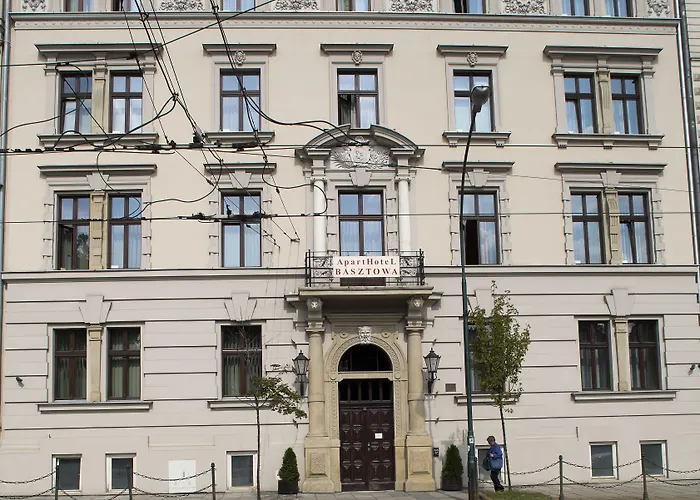 アパートホテル バスツトワ 4*