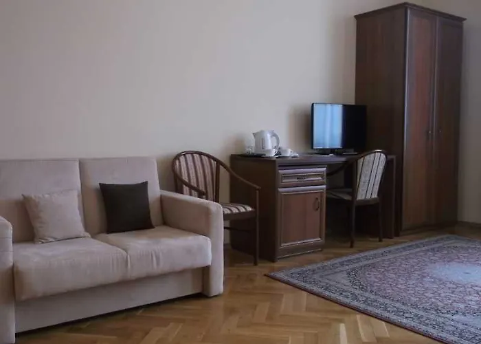 アパートホテル バスツトワ 4*